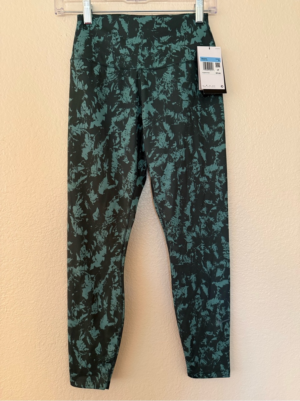 NWT Nike Teal and Black Patterned Leggings